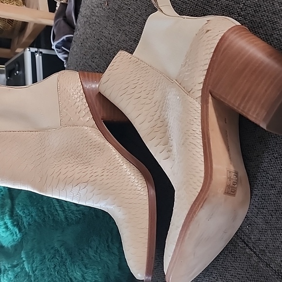 Pour Victoire Leather Heeled Chelsea Boot - Picture 2 of 3